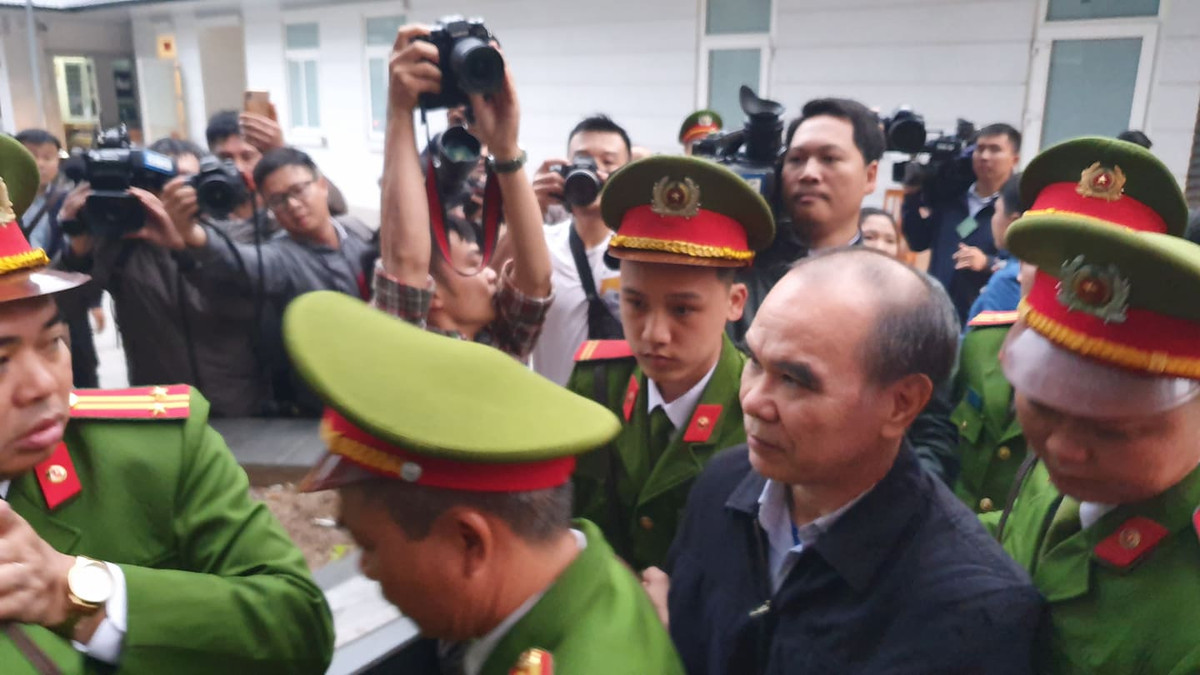 Hoàng Duy Quang- thẩm định viên Công ty AMAX; Lê Nam Trà - nguyên Chủ tịch HĐTV MobiFone; Cao Duy Hải - nguyên Tổng Giám đốc MobiFone; Phan Thị Hoa Mai - Thành viên Hội đồng thành viên MobiFone cùng 5 Phó Tổng Giám đốc MobiFone (Phạm Thị Phương Anh, Hồ Tuấn, Nguyễn Đăng Nguyên, Nguyễn Bảo Long và Nguyễn Mạnh Hùng).