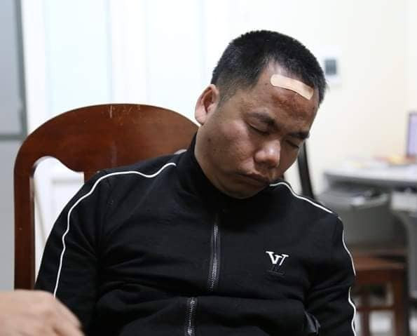 Nguoi dan ong dung con de va chau ruot de tong tien nguoi than