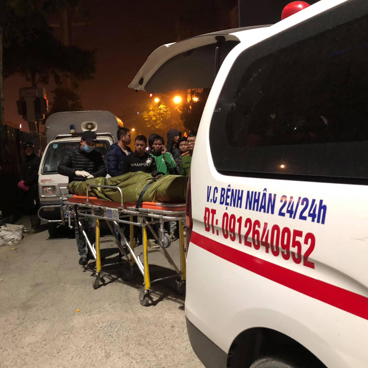 Thi thể nạn nhân nhanh chóng được cơ quan chức năng đưa lên xe cứu thương.