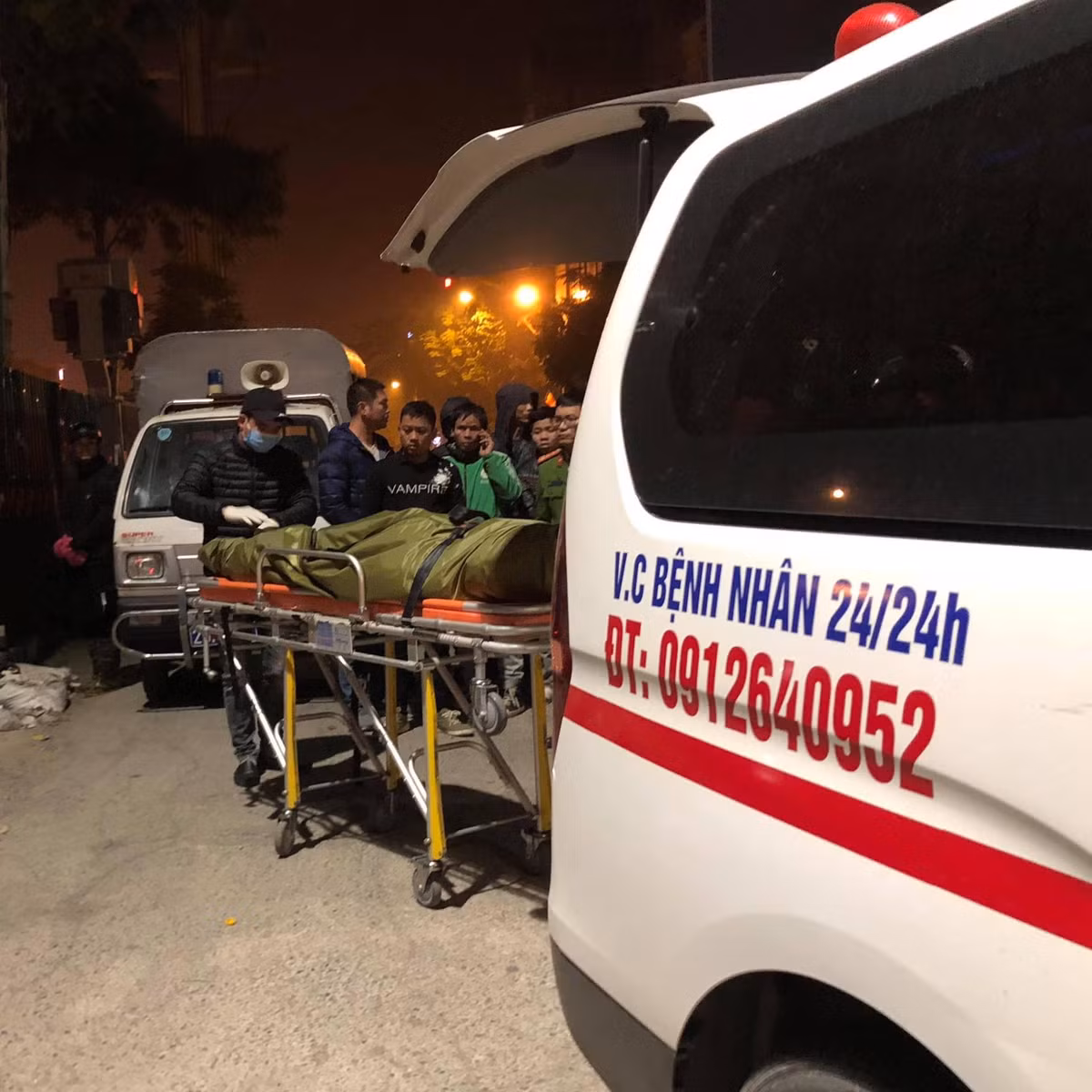 Thi thể nạn nhân nhanh chóng được cơ quan chức năng đưa lên xe cứu thương.