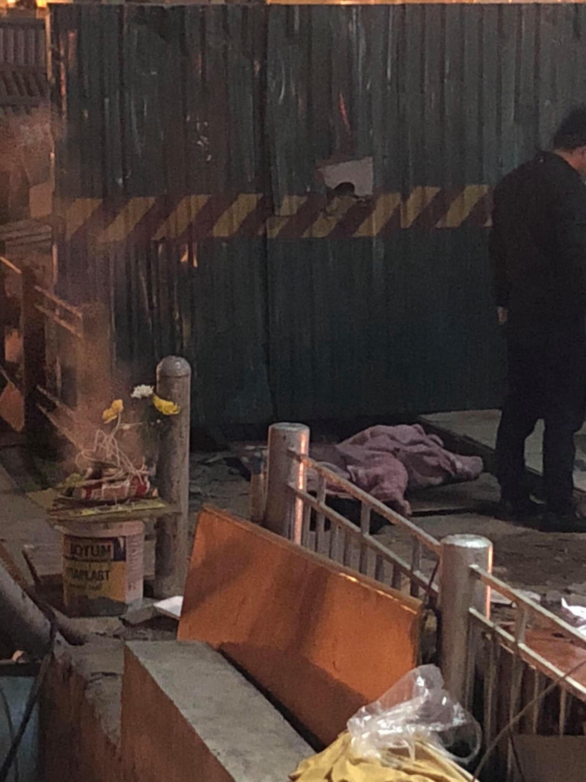 Hiện nguyên nhân dẫn đến cái chết của nam thanh niên mặc áo Grab trên sông Kim Ngưu đang được cơ quan chức năng điều tra, làm rõ.