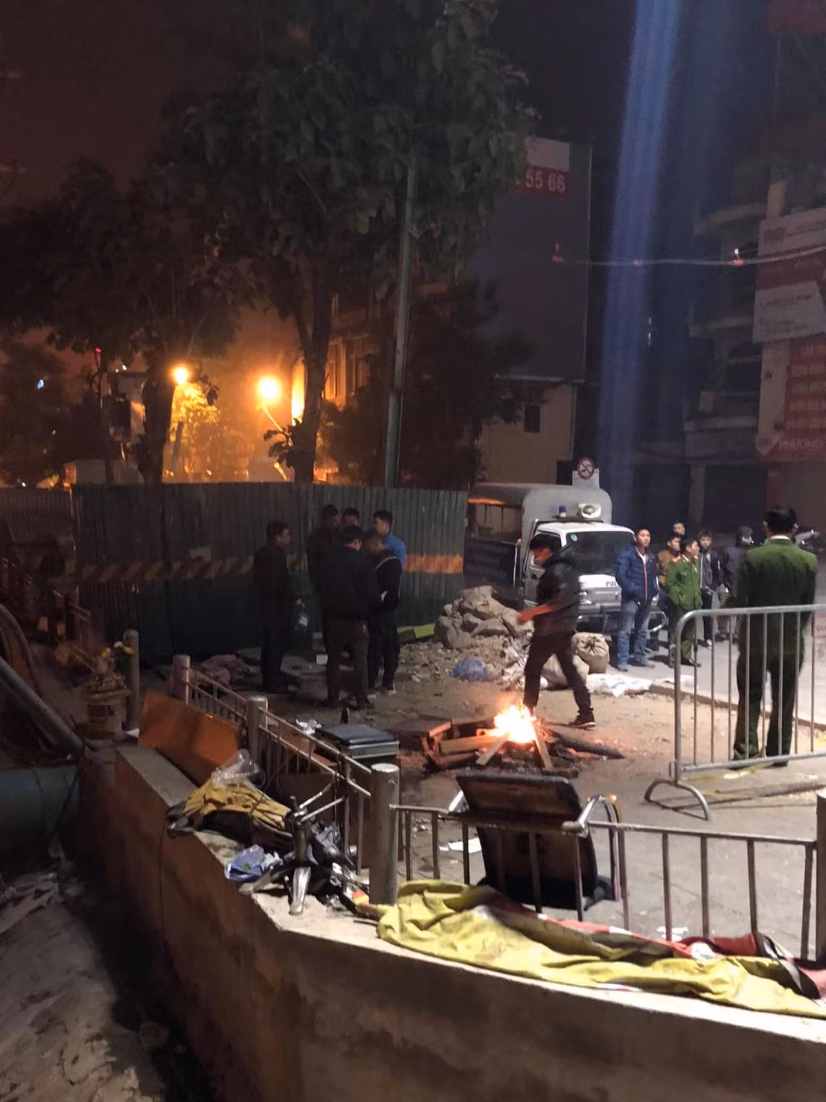 Liên quan đến vụ việc này, một lãnh đạo Công an quận Hai Bà Trưng, Hà Nội xác nhận ngay sau khi tiếp nhận thông tin đơn vị đã cử công an trực tiếp xuống hiện trường khám nghiệm. Bước đầu đã xác định được danh tính của nạn nhân.