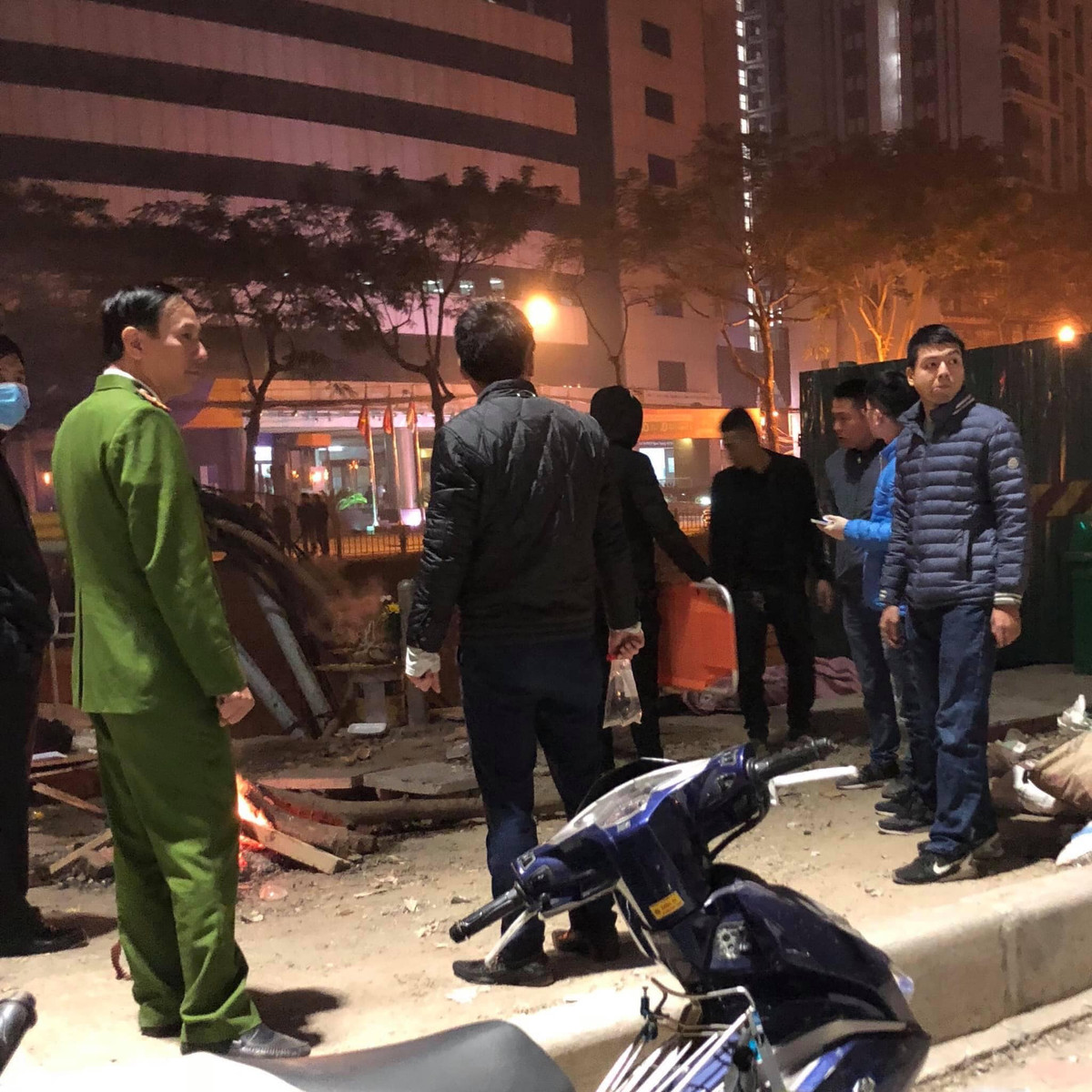 Nhận được tin báo, lực lượng chức năng đã nhanh chóng cử người xuống hiện trường, bảo vệ hiện trường đồng thời trục vớt thi thể nạn nhân.