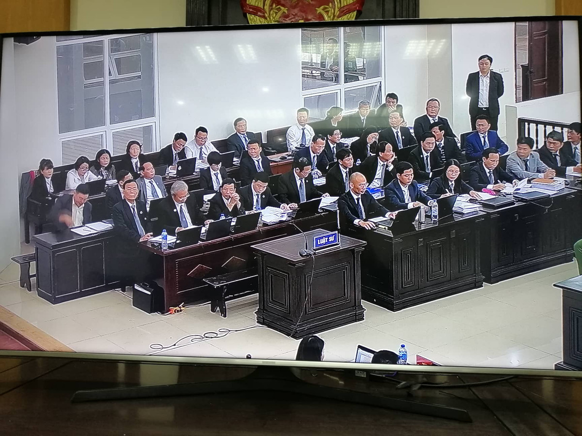 "Chúng tôi rất mong ban lãnh đạo MobiFone, cấp dưới của tôi từ Trưởng ban trở xuống, từng người hãy nói để thâm tâm mình không bị day dứt, để khi ra khỏi phiên tòa chúng ta còn là bạn của nhau, biết đâu là đồng nghiệp của nhau và biết đâu hoạn nạn lại giúp đỡ nhau", bị cáo nói.