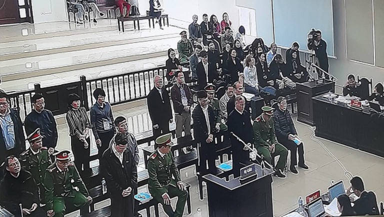 Theo cáo trạng, bị can Phạm Thị Phương Anh với vai trò, trách nhiệm là Phó Tổng giám đốc phụ trách tài chính, kế toán; Tổ trưởng Tổ giúp việc; Tổ trưởng Tổ đàm phán; biết rõ tình hình tài chính của AVG yếu kém, kinh doanh thua lỗ kéo dài, nợ vay lớn, giá mua cổ phần cao so với giá trị của AVG thể hiện trên sổ sách kế toán. 