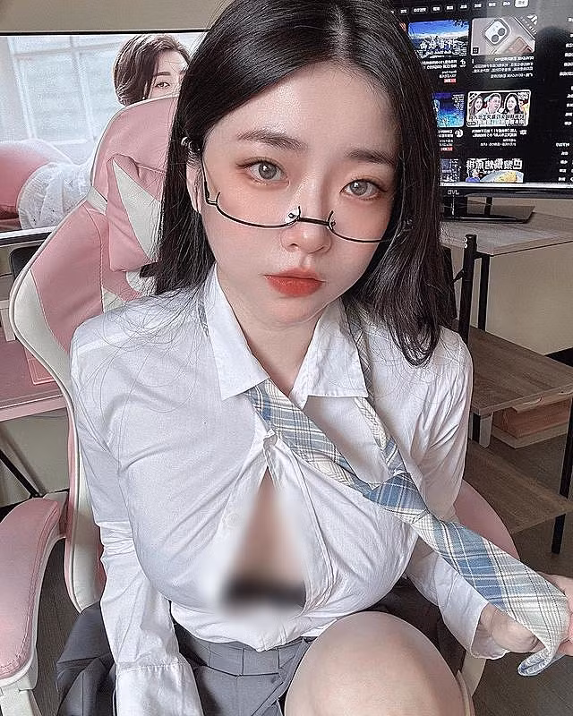 Tuy nhiên, thi thoảng, Nghiên Nghiên Nhi cũng bị chỉ trích vì làm lố, cố tình khoe thân để giữ nhiệt.