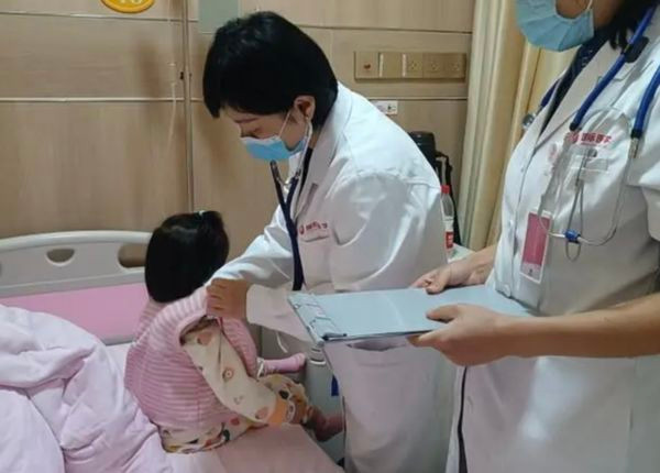 Be 2 tuoi ho nua nam khong dut, nguyen nhan khong ngo