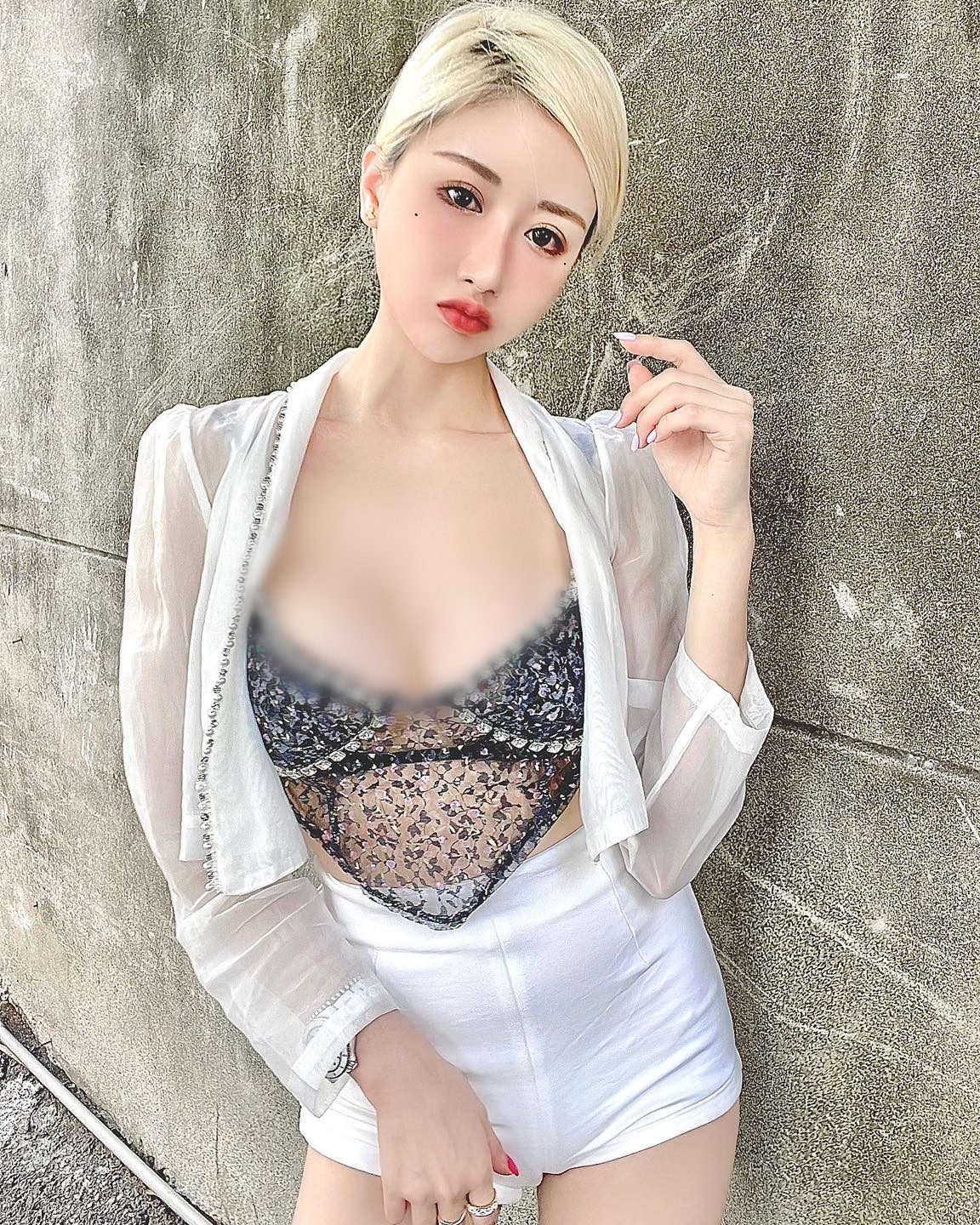 Chính vì vậy, bất chấp nhiều lời chỉ trích về trang phục, Diệp Ny Ny vẫn trung thành với gu thời trang táo bạo của cô nàng.