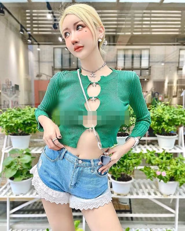 Đáng nói, với thiết kế để lộ điểm nhạy cảm này, Diệp Ny Ny rất tự tin, cô nàng thản nhiên dạo phố, tạo dáng chụp ảnh dù nhiều người cảm thấy thực sự phản cảm.