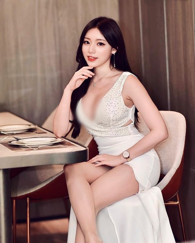 Tạ Lập Kỳ cũng không ngại làm mẫu nội y nên cô nàng được xem là một trong những hot girl có hình ảnh phong phú nhất. Các fan hi vọng cô nàng biết nắm lấy thời cơ, ngày một nổi tiếng hơn.