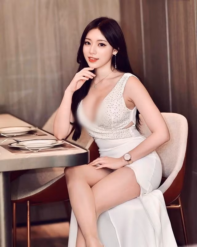 Tạ Lập Kỳ cũng không ngại làm mẫu nội y nên cô nàng được xem là một trong những hot girl có hình ảnh phong phú nhất. Các fan hi vọng cô nàng biết nắm lấy thời cơ, ngày một nổi tiếng hơn.