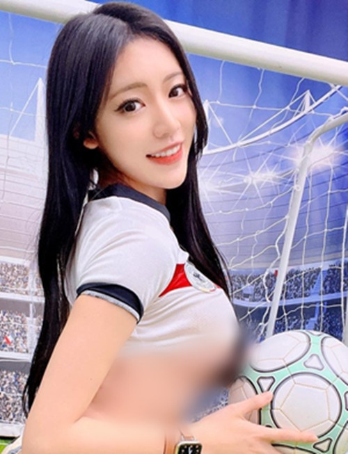 Trong những hình ảnh có thể thấy, hot girl Tạ Lập Kỳ diện chiếc áo đấu theo phong cách hở chân ngực, khoe gần trọn vòng một đầy đặn đẹp mê hoặc của cô nàng.