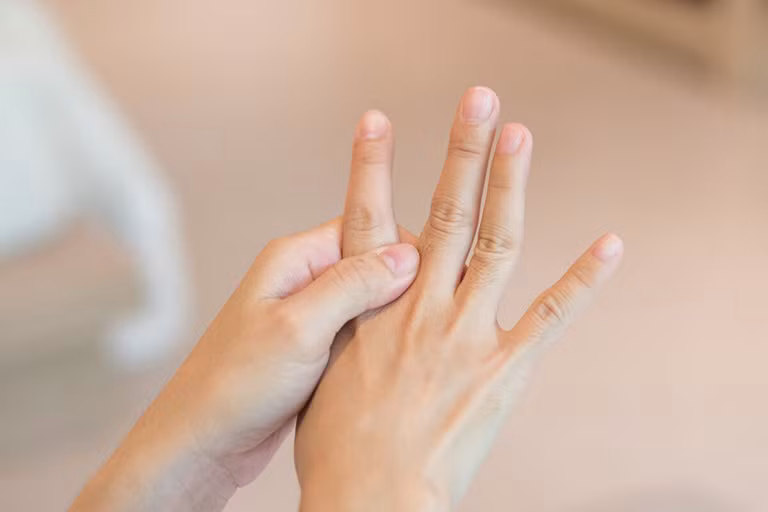 Ngon tay co 5 dau hieu nay, benh nang khong dua-Hinh-2