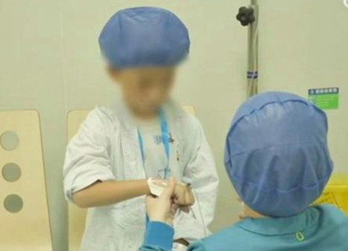 Be trai dot nhien mo mat, di kham phat hien dieu kinh hai