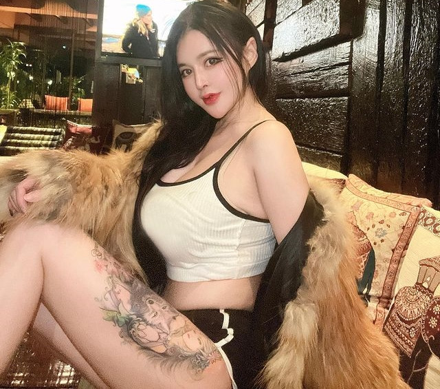 Trên trang cá nhân, có thể thấy những trang phục mà cô nàng lựa chọn đa số đều là những item ngắn, bó sát, giúp cô khoe được triệt để các đường cong cơ thể.