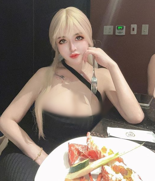 Cô nàng gia nhập công ty người mẫu từ rất sớm và phát triển hình ảnh theo hướng gợi cảm.