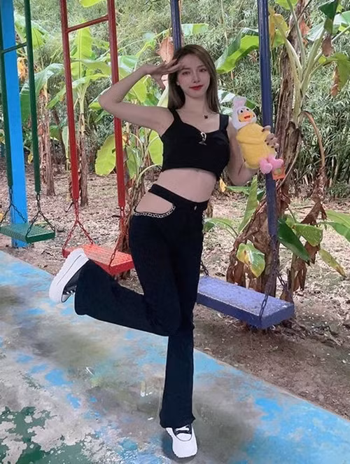 Theo tìm hiểu, hot girl Đinh Đinh là một trong những hot girl mới nổi, cô nàng không chỉ là một hiện tượng mạng còn là một người mẫu, cosplayer có tiếng.