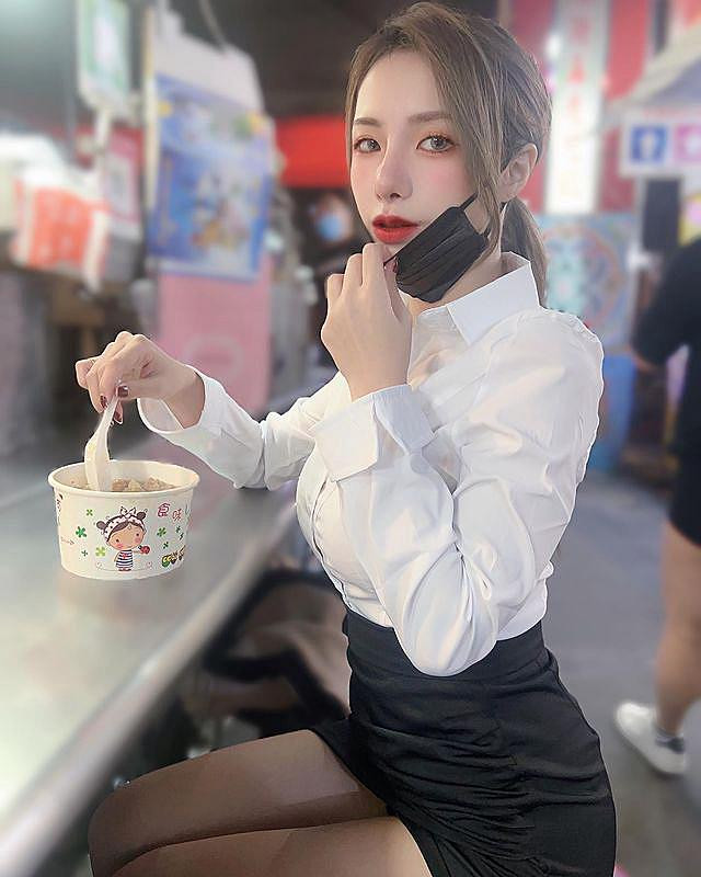 Đường cong cơ thể siêu nóng bỏng và gợi cảm của cô nàng khiến nhiều fan hâm mộ không thể rời mắt.