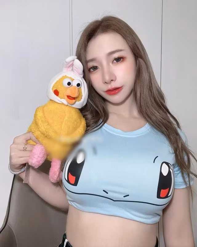 Trước đó, Đinh Đinh từng gây được thiện cảm khi chọn phong cách gợi cảm mà không phản cảm.