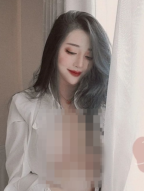 Hoàng Tĩnh vốn dĩ nổi bật với khuôn mặt xinh đẹp sắc sảo, đường cong cơ thể quyến rũ và làn da trắng hồng nuột nà.