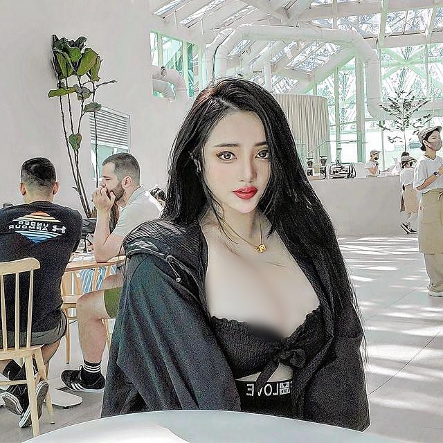 Cũng nhờ điểm này mà thiện cảm của mọi người đối với nữ y tá tăng mạnh, dù cô nàng có xu hướng hở hang quá đà, mọi người cũng không chỉ trích quá gay gắt.