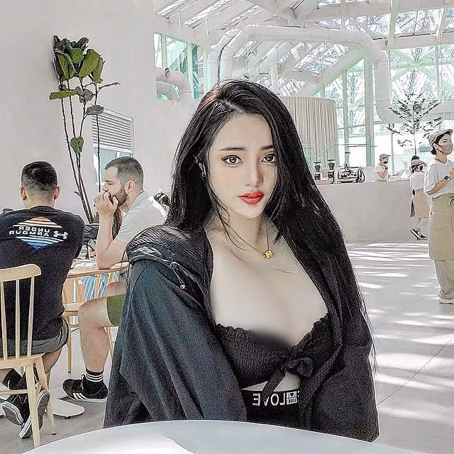 Cũng nhờ điểm này mà thiện cảm của mọi người đối với nữ y tá tăng mạnh, dù cô nàng có xu hướng hở hang quá đà, mọi người cũng không chỉ trích quá gay gắt.