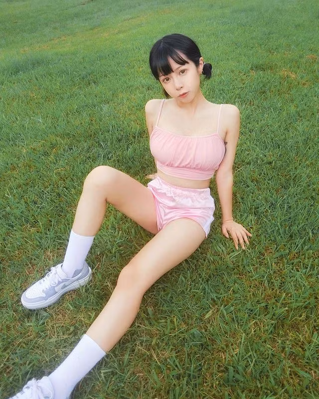 Triệu Vũ Kiều xây dựng hình ảnh một hot girl trẻ trung, năng động, tràn đầy sức sống. Cô nàng cũng không ngại hoá thân vào nhiều hình ảnh khác nhau, vài ngày trước, hình ảnh Triệu Vũ Kiều hoá nàng thỏ playboy cực gợi cảm cũng nhận được nhiều sự chú ý.