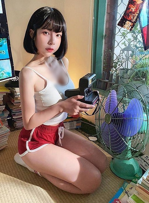 Theo họ, dù đồ tập nhấn mạnh đến công năng thoáng mát, thoải mái, dễ vận động nhưng nếu xuất hiện tại nơi công cộng, Triệu Vũ Kiều cũng cần phải kín đáo hơn.