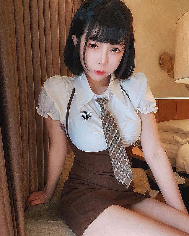 Các fan hâm mộ của Triệu Vũ Kiều hi vọng, với lợi thế ngoại hình xinh đẹp bắt mắt cùng đường cong tuyệt đẹp, hot girl sẽ tỉnh táo lựa chọn hướng phát triển bền lâu.