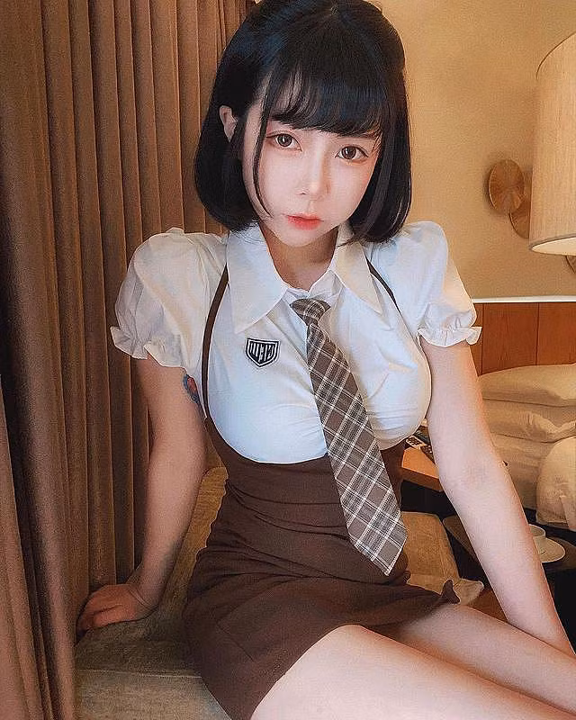 Các fan hâm mộ của Triệu Vũ Kiều hi vọng, với lợi thế ngoại hình xinh đẹp bắt mắt cùng đường cong tuyệt đẹp, hot girl sẽ tỉnh táo lựa chọn hướng phát triển bền lâu.