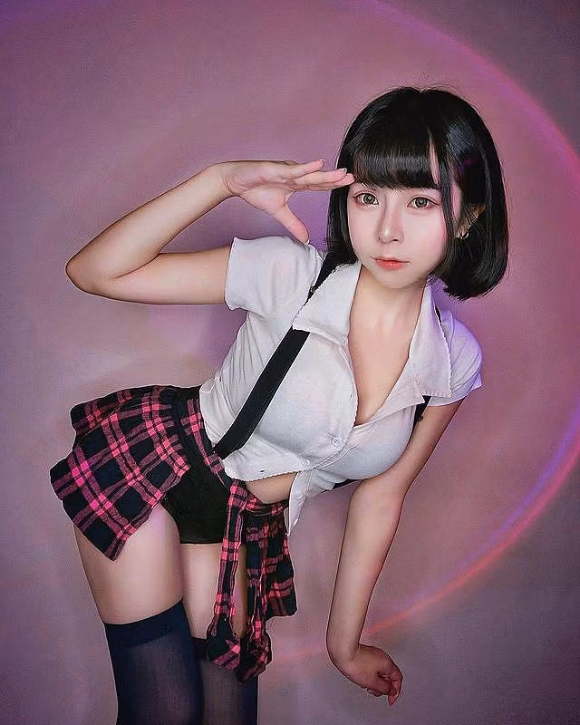 Xác định theo hướng gợi cảm, gu thời trang của Triệu Vũ Kiều ngày càng táo bạo hơn.