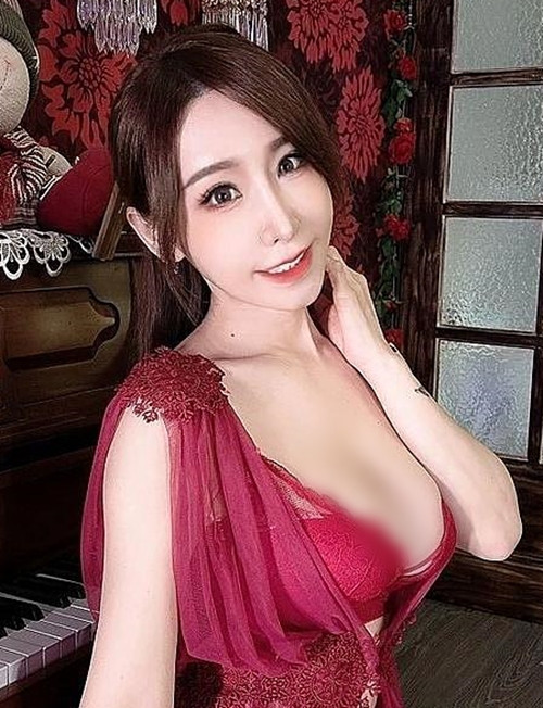 Cô nàng cũng không hề e ngại mà thoải mái nhận những công việc đòi hỏi tính chuyên nghiệp cao. Trước đó, hình ảnh Đường Tử Hàm khoe dáng khi làm mẫu nội y cũng gây được sự chú ý nhất định.