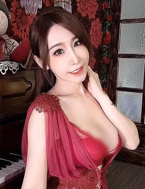 Cô nàng cũng không hề e ngại mà thoải mái nhận những công việc đòi hỏi tính chuyên nghiệp cao. Trước đó, hình ảnh Đường Tử Hàm khoe dáng khi làm mẫu nội y cũng gây được sự chú ý nhất định.