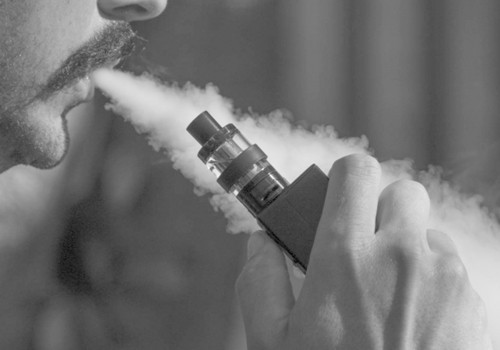 Dung thuoc la dien tu, chang trai suyt mat 