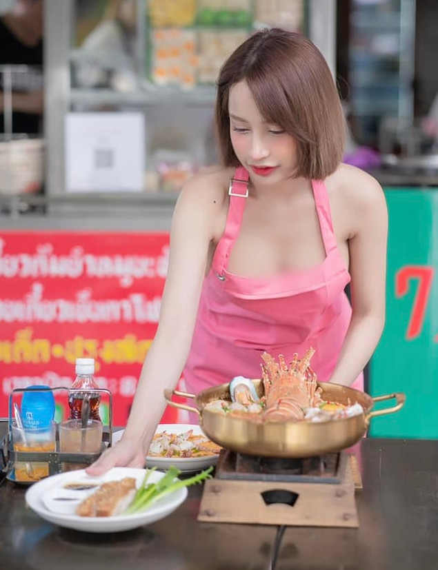 Đáng nói, trong những hình ảnh này, hot girl người Thái Lan để ngực trần, chỉ mặc độc một chiếc tạp dề, khiến nhiều người nhìn vào phải đỏ mặt.