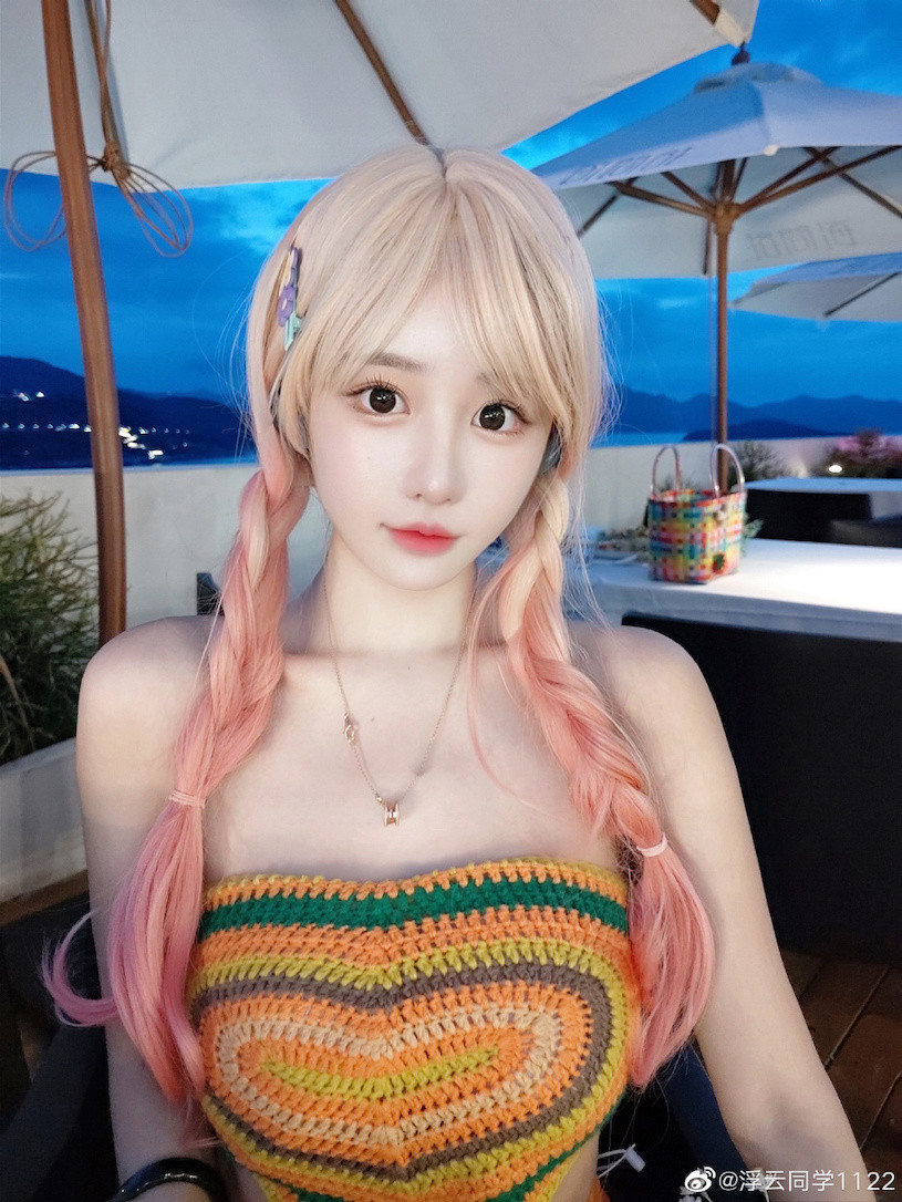 Nhiều người còn nghi ngờ hot girl Phù Vân phẫu thuật thẩm mỹ hoặc chỉnh sửa ảnh quá đà vì thân hình của cô nàng đẹp một cách siêu thực.