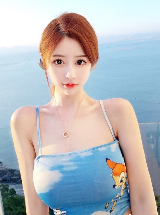 Cô nàng liên tục đăng những bức ảnh đẹp khoe khuôn ngực và đường xương đòn hấp dẫn, nhận được rất nhiều lời khen ngợi của người hâm mộ.