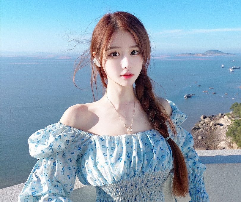 Đa số fan hâm mộ của Phù Vân đều cho rằng, với sắc vóc như hiện tại, chỉ cần đầu tư trang phục hơn nữa, hot girl sẽ tiến xa.