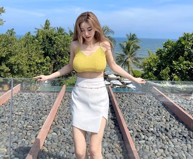 Đồng thời, khi so sánh, các fan hâm mộ cũng khẳng định Jirarat Chanantho yêu thích phong cách gợi cảm nhưng ít khi ăn mặc phản cảm.