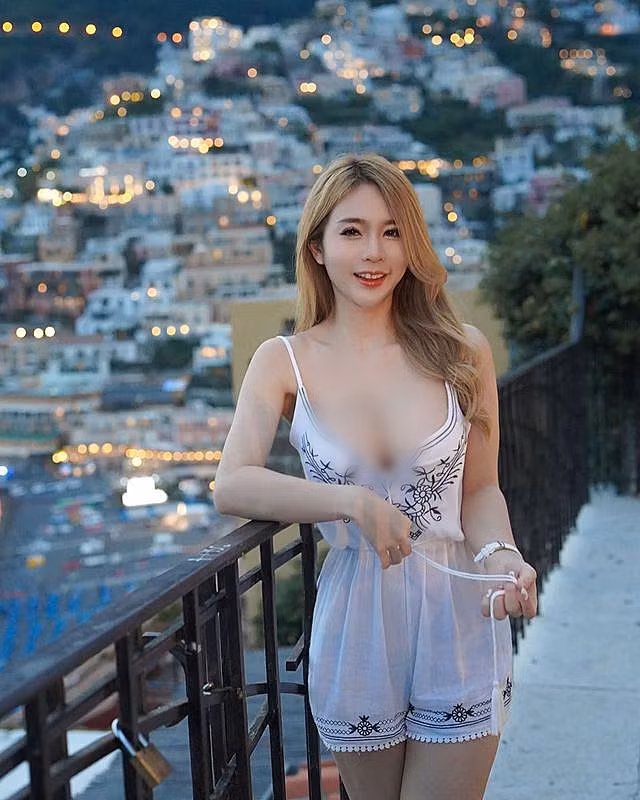 Là một trong những hot girl quyến rũ có tiếng, cô nàng chưa bao giờ ngại ngùng khi diện những set đồ thiếu vải.