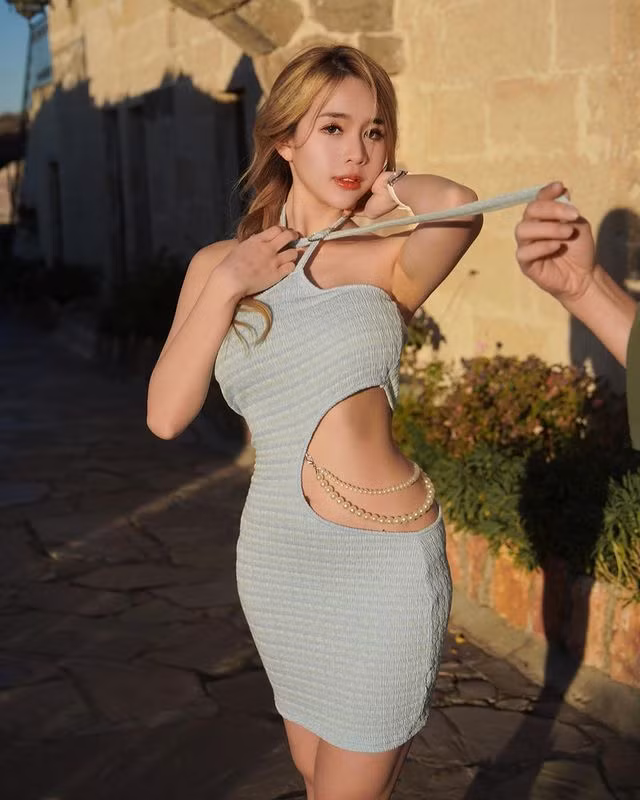 Tuy vậy, những set đồ của Valent được cho là gợi cảm vừa phải, rất thu hút và quyến rũ.