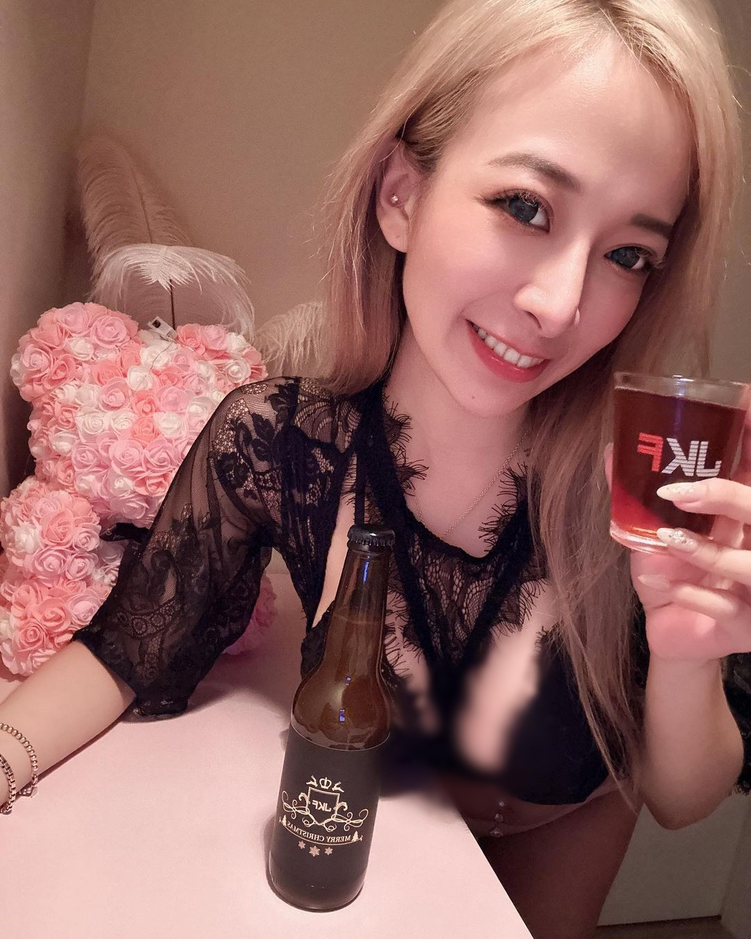 Theo tìm hiểu, Lam Tâm Ngữ là một trong những hot girl gợi cảm nổi tiếng. Cô nàng sở hữu lượng người hâm mộ hùng hậu, mỗi lần xuất hiện đều gây sự chú ý không nhỏ.