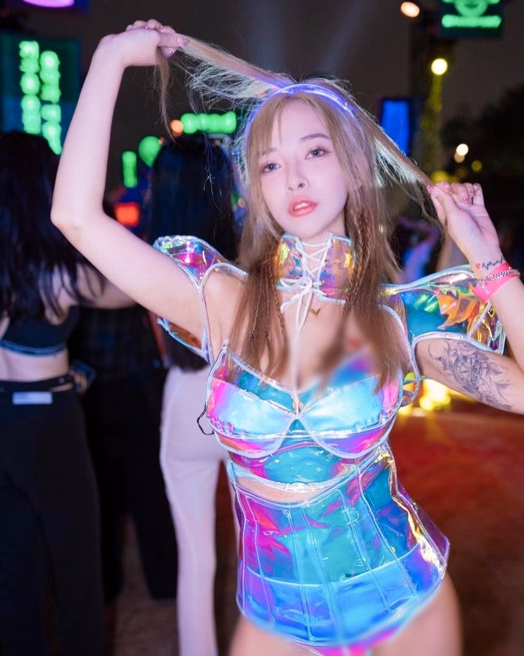 Hiện tại, có thể thấy được hướng phát triển chính của cô nàng chính là gợi cảm, hở hang.