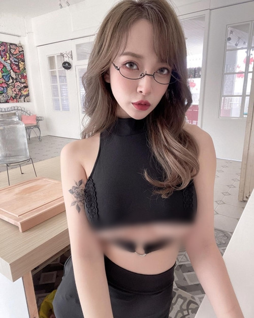 Tuy nói rằng đây là bộ đồ công sở nhưng Lam Tâm Ngữ lại gây choáng với thiết kế áo theo xu hướng hở chân ngực.