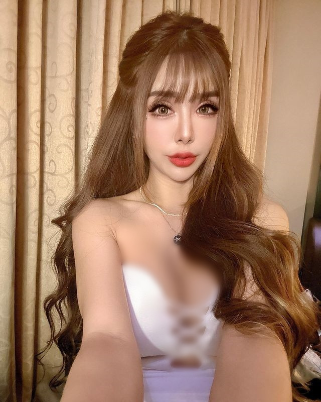 Dù mang tiếng hot girl mặt rắn nhưng nhờ thân hình đẹp, Huyên Huyên vẫn thu hút được ánh nhìn ước ao, ngưỡng mộ của mọi người.