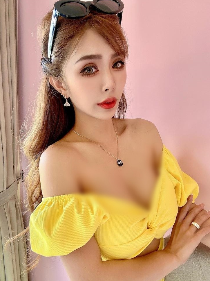 Sở hữu khuôn mặt V-line với đôi mắt to, sống mũi cao thon, môi trái tim, làn da trắng nõn, hot girl gợi cảm Huyên Huyên gây ấn tượng ngay từ cái nhìn đầu tiên.