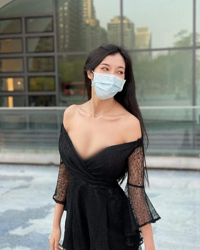 Đặc biệt, bộ ngực cup 36E của cô nàng vô cùng thu hút, chính vì thế, theo Rolly, không có lý gì mà cô lại không tận dụng lợi thế ngoại hình để ngày càng nổi bật.