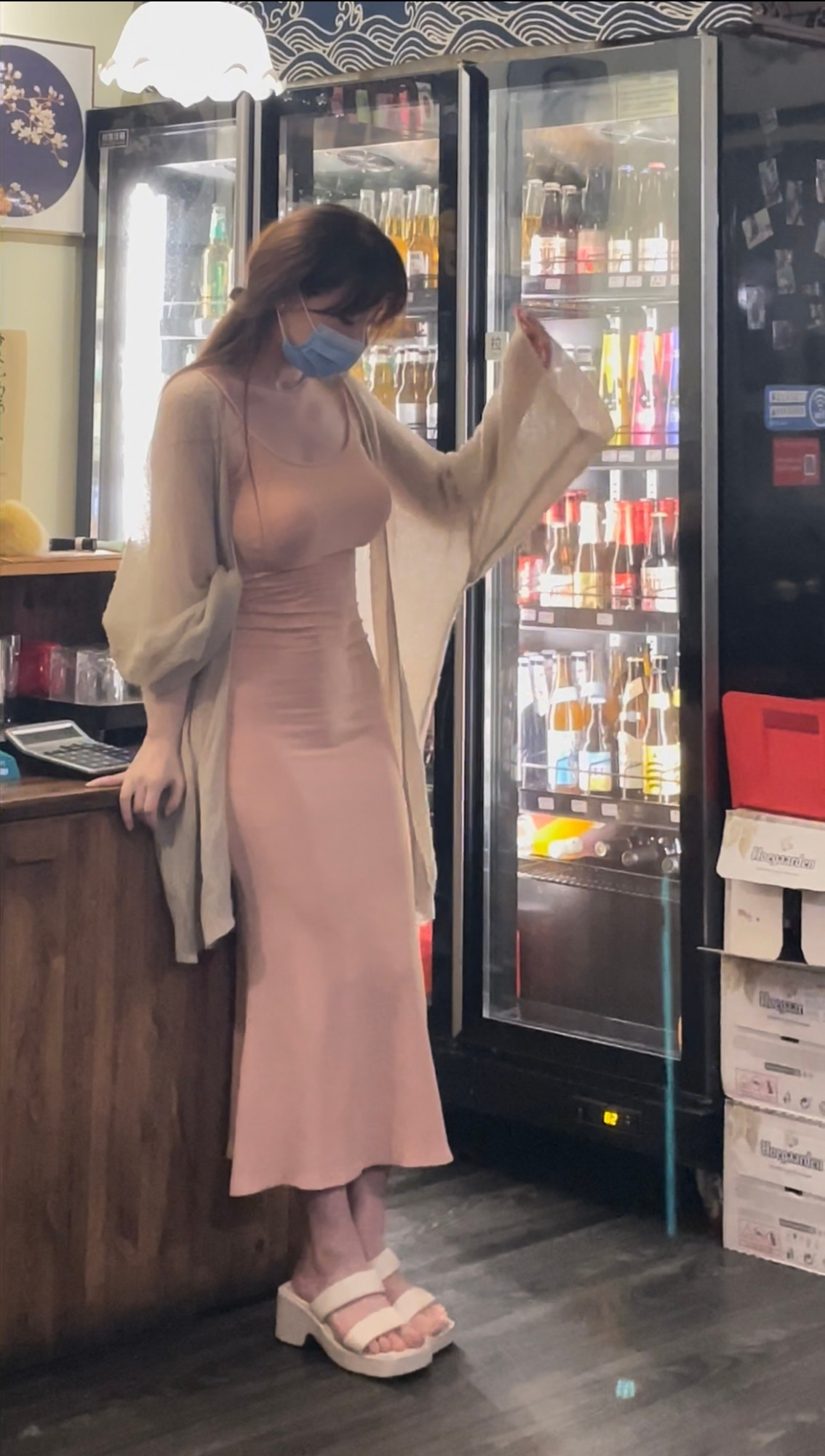 Lần diện váy hồng dáng dài, khoe dáng cực chuẩn tại một quán ăn cũng từng khiến Dật Nhu gây "bão mạng".