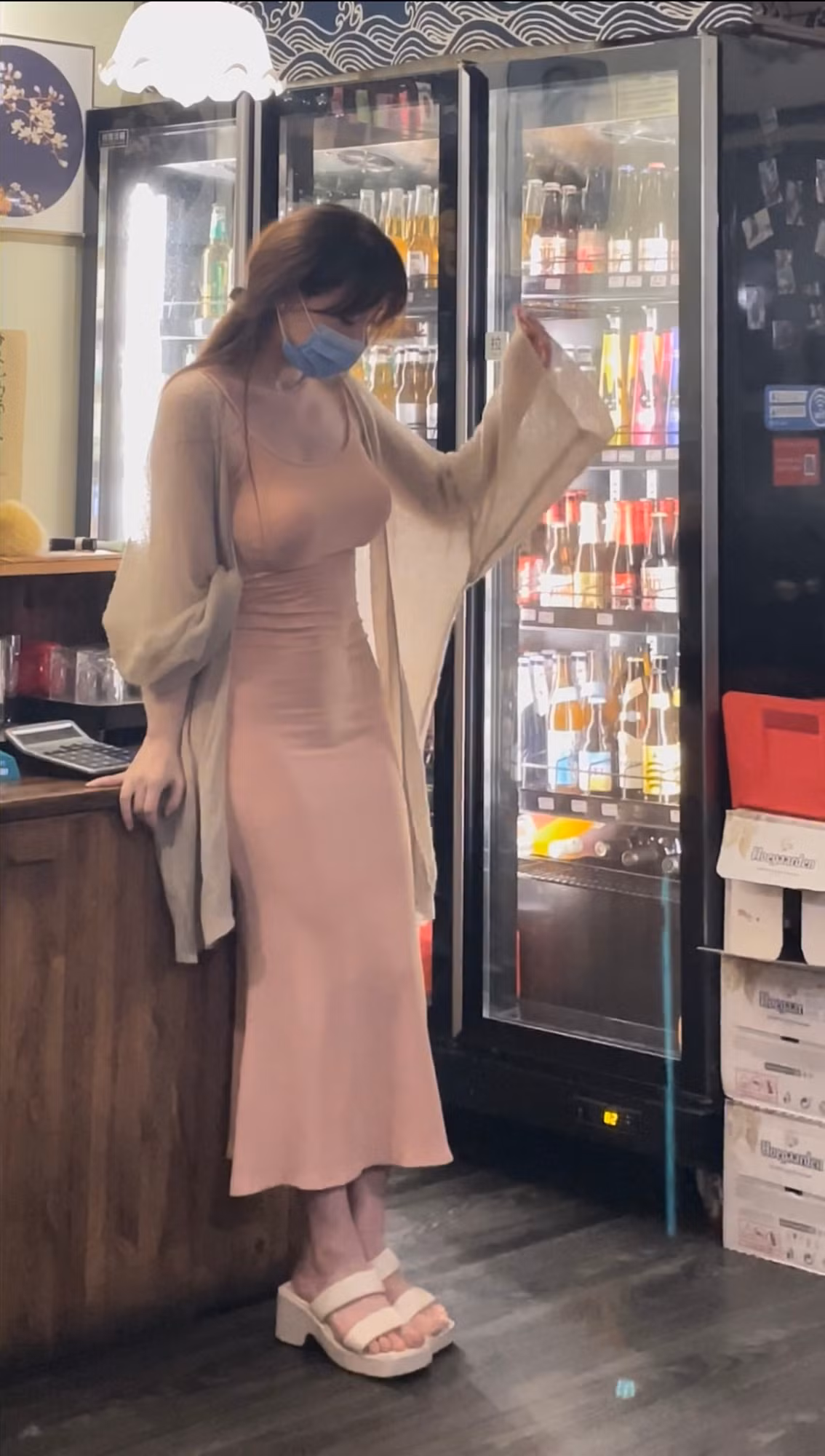 Lần diện váy hồng dáng dài, khoe dáng cực chuẩn tại một quán ăn cũng từng khiến Dật Nhu gây "bão mạng".