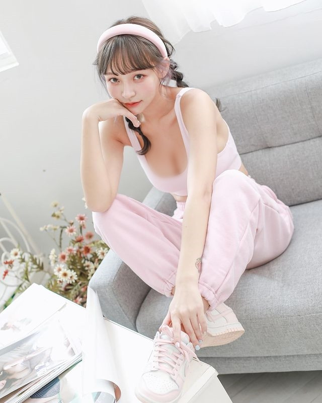 Nhiều người cho rằng Lâm Tương không nên đi theo con đường nổi tiếng bằng các hành động gây sốc, cố ý hở hang bởi vốn dĩ cô nàng đã có nền tảng khá tốt.